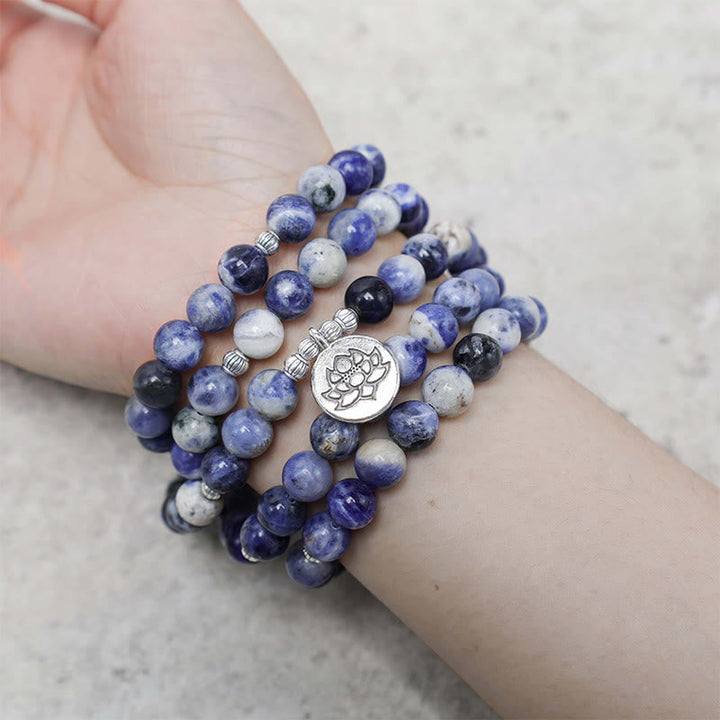 Armband Lotus – Frieden mit blauen Sodalith Perlen elegantes Design.