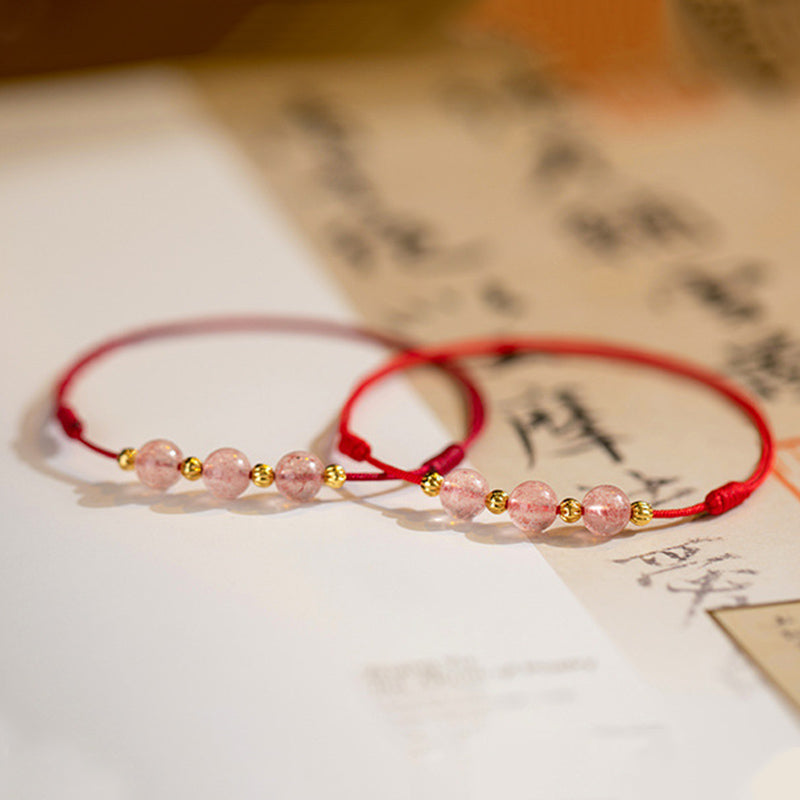 Armband Erdbeerquarz Glück Lebensfreude rosa Perlen rote Schnur Flatlay