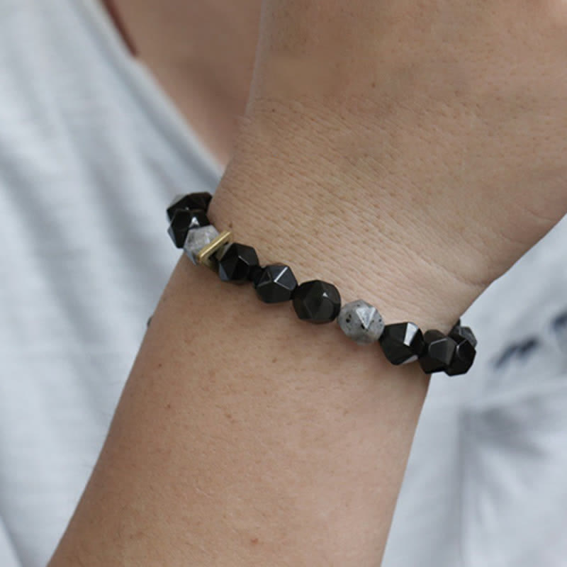 Armband Schwarzer Obsidian mit facettierten Perlen elastisch getragen