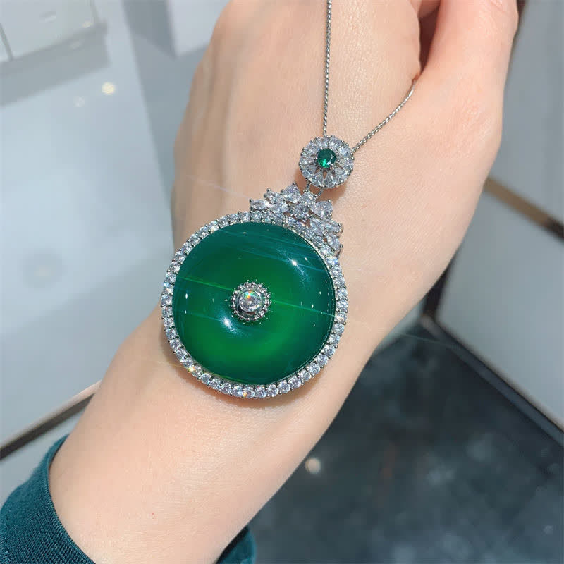 Grüner Chalzedon Anhänger, zarte Kette, Buddha Schmuck, Frieden