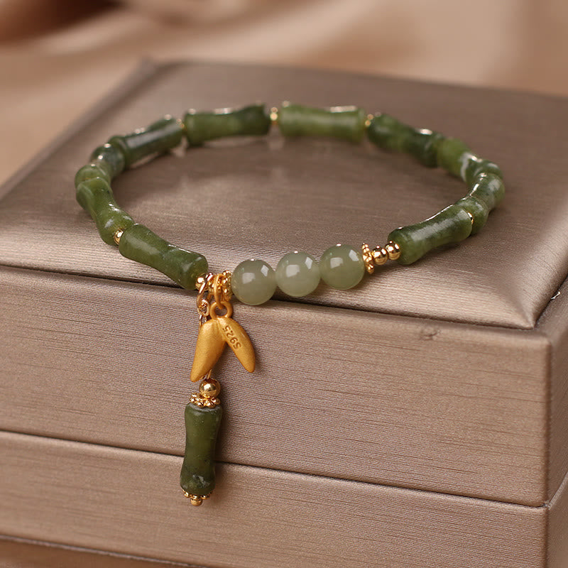 Jade Bambus Armband mit grünen Steinen und goldenem Anhänger elegantes Design