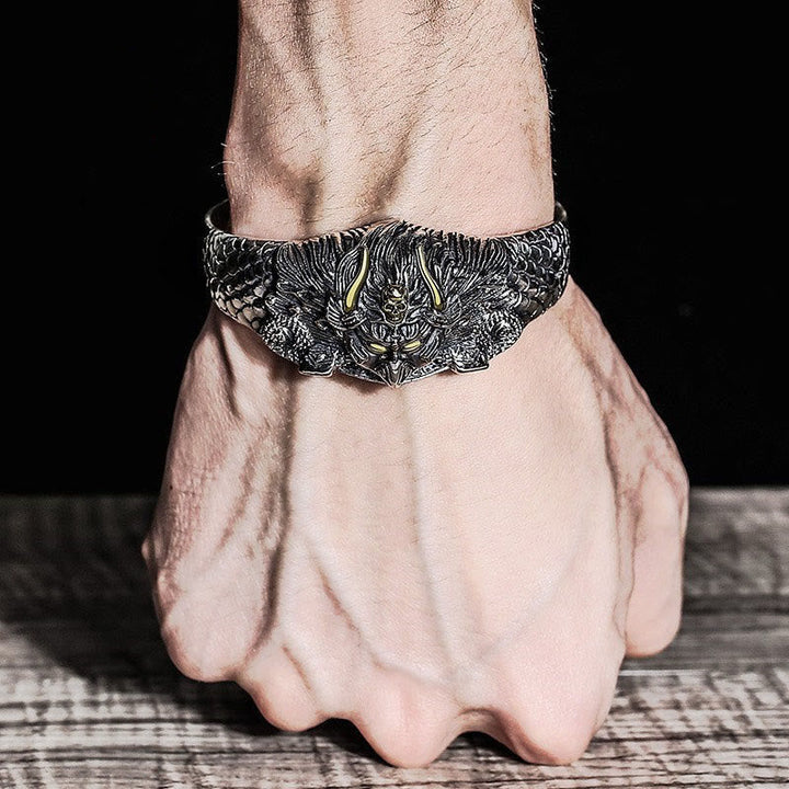 Tibetisches Garuda Vogel Armband Weisheit Schutz am Handgelenk getragen