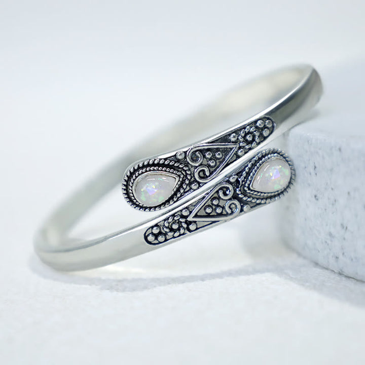 Silbernes Armband mit Mondstein-Tropfen und Markasit-Verzierungen auf Stein.