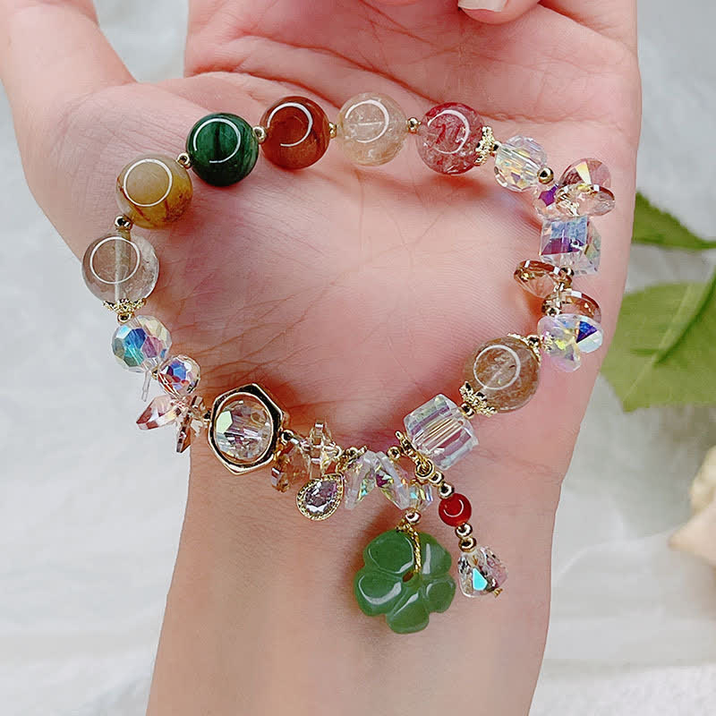 Armband Grüner Aventurin – Glück am Handgelenk mit bunten Kristallperlen getragen