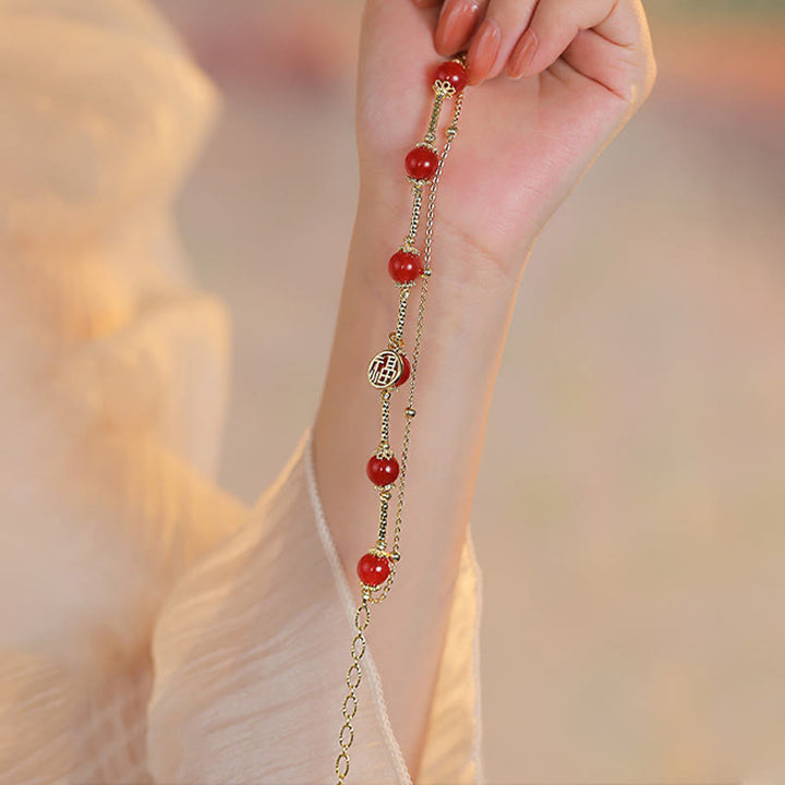 Armband Roter Achat Fu-Zeichen Silberkette am Handgelenk elegantes Design