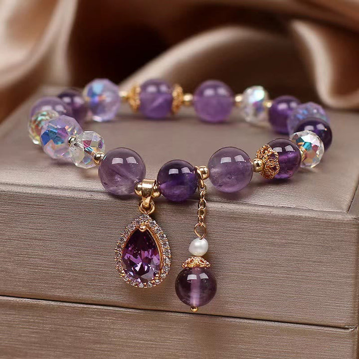 Armband Amethyst – Heilung & Liebe mit lila Steinen und Anhängern Nahaufnahme
