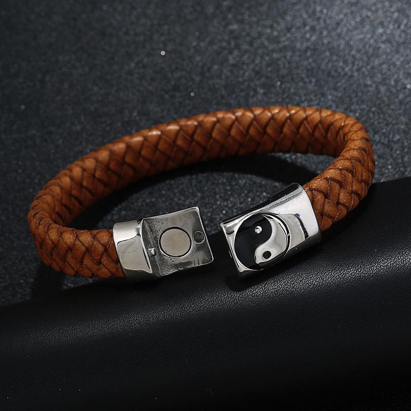 Braunes Leder Armband Yin Yang – Balance mit Metallverschluss Nahaufnahme