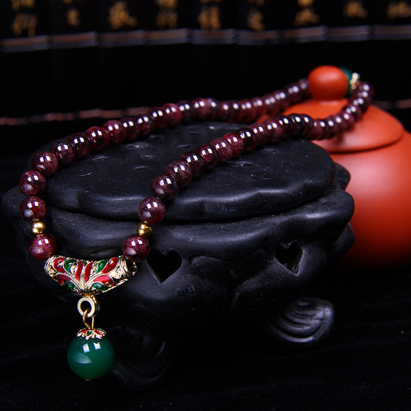 Armband Granat – Segen mit grünem Anhänger elegant präsentiert