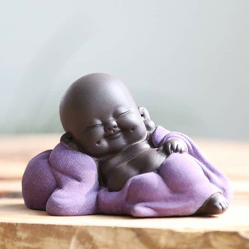 Lachender Buddha Gemütlicher lila Lachender Buddha
