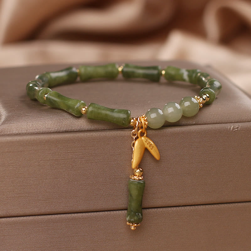 Jade Bambus Armband mit grünen Steinen und goldenem Anhänger getragen