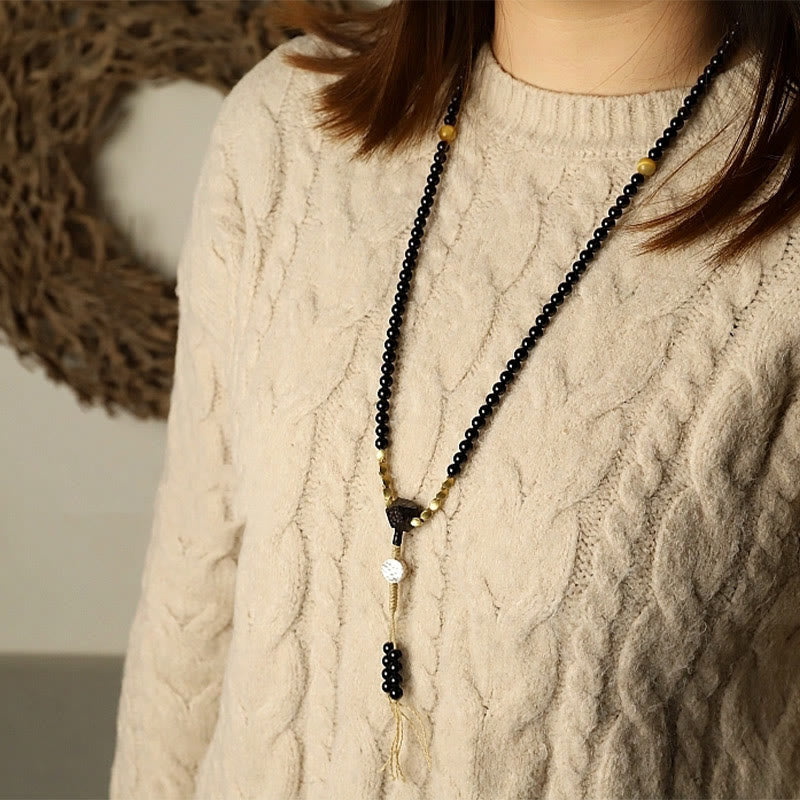 Mala Schwarzer Onyx Schutz Halskette mit Quaste elegant getragen