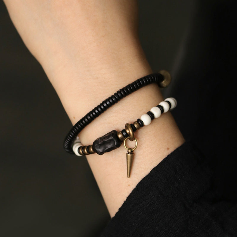 Armband Kupfer Ebenholz Paar Stärke schwarzweiß Perlen Spike Anhänger getragen