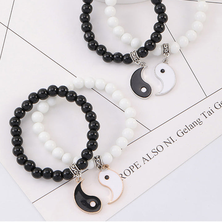 Zwei Yin-Yang Armbänder mit schwarzem Onyx und weißen Perlen Flachlage.