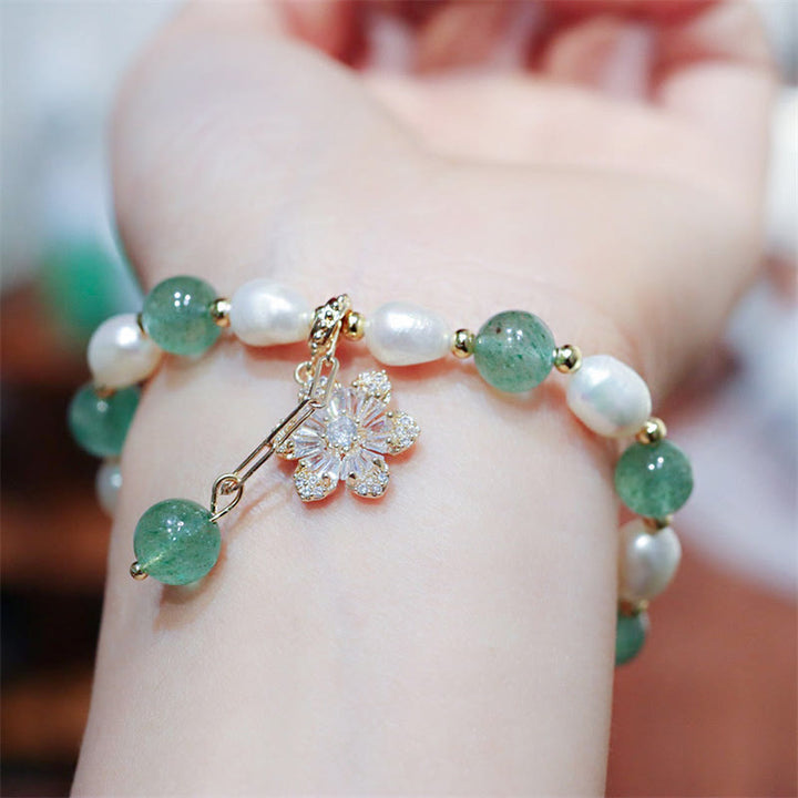 Armband mit grünem Aventurin, Perlen und silbernem Blütenanhänger elegant.