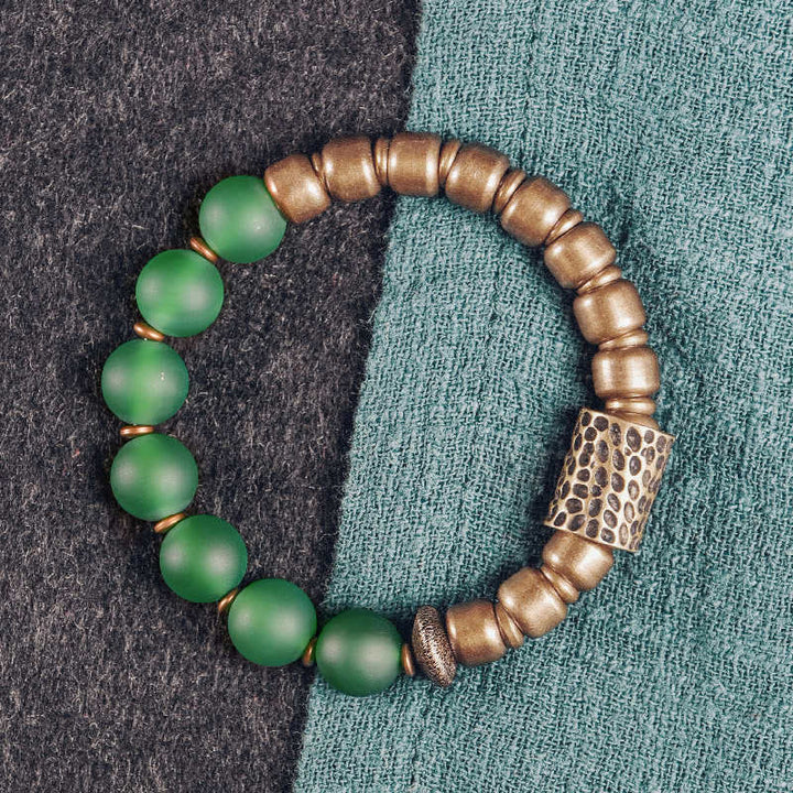 Grünes Jade Armband mit Kupferperlen auf Textilhintergrund elastisch.