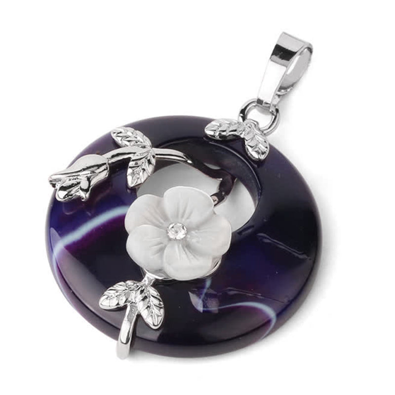 Kette Amethyst Grünaventurin Blume – Heilung & Harmonie – Bild 8 – Amethyst Anhänger mit weißer Blume und silbernen Blattdetails