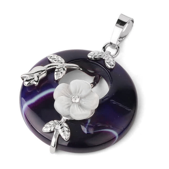 Kette Amethyst Grünaventurin Blume – Heilung & Harmonie – Bild 8 – Amethyst Anhänger mit weißer Blume und silbernen Blattdetails