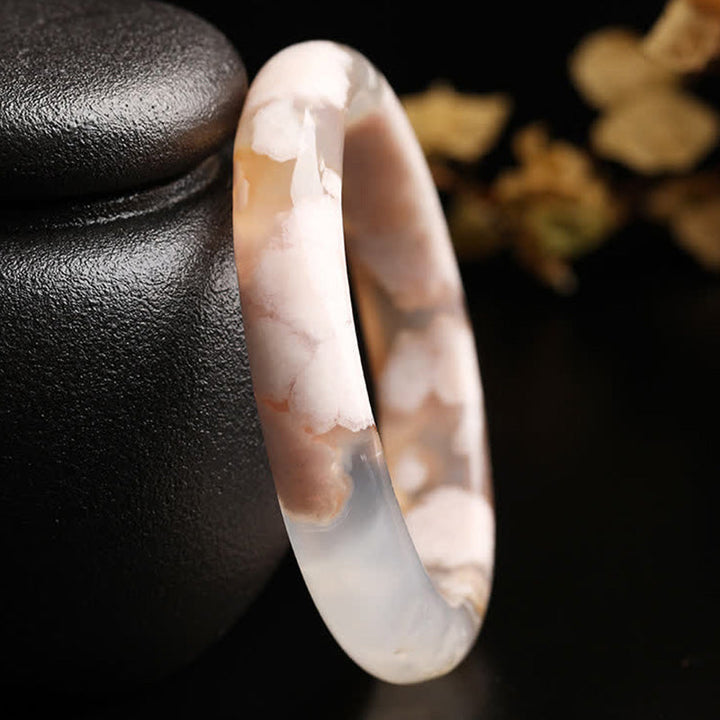 Achat Armband Frieden weiß beige Naturstein elegant Handgelenk getragen
