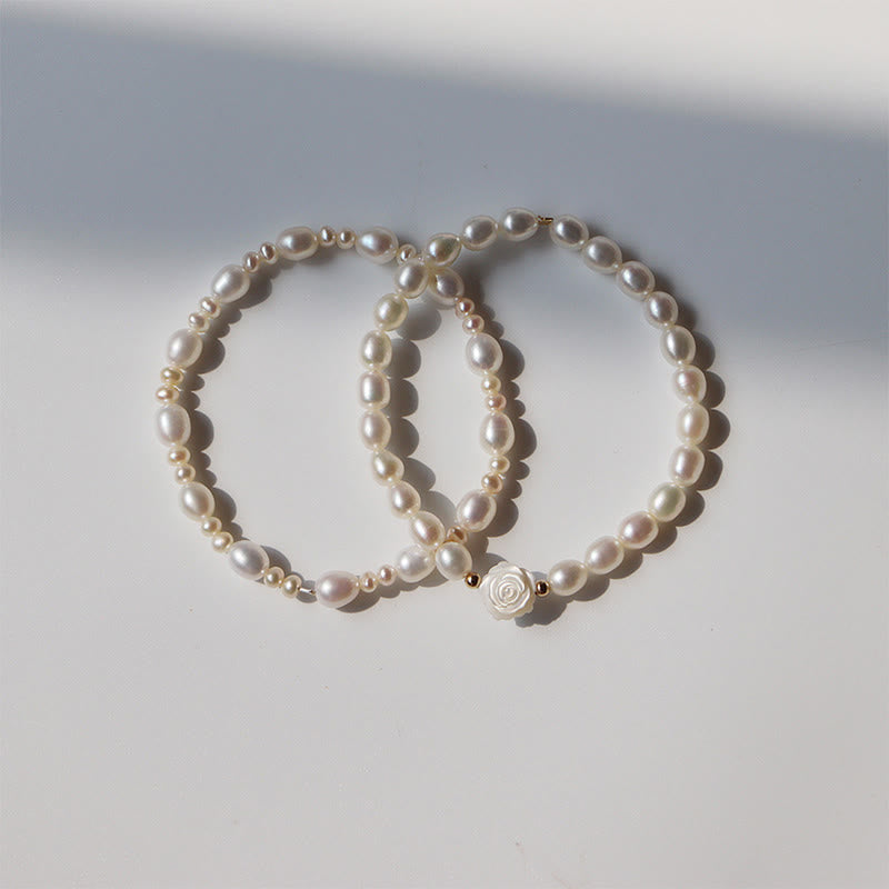 Elegante Perlenbänder mit Blumenelement, Aufrichtigkeit und Perlenglanz strahlend.