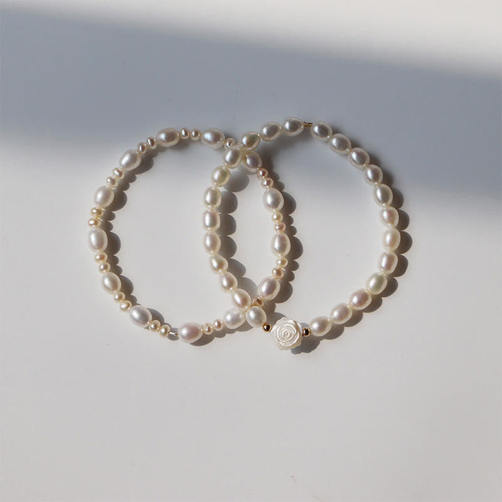 Elegante Perlenbänder mit Blumenelement, Aufrichtigkeit und Perlenglanz strahlend.