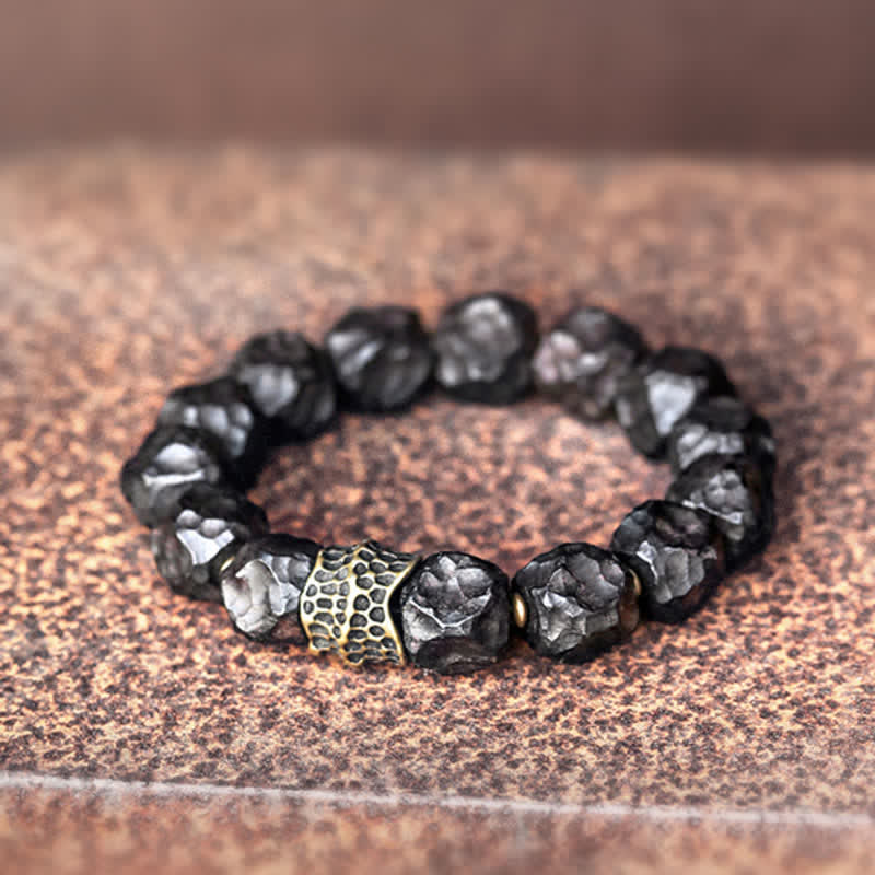 Schwarzes Ebenholz Armband mit Kupfer Akzent auf Stein Oberfläche.