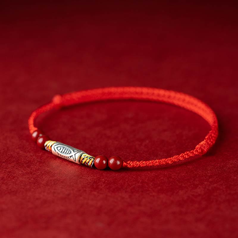 Rotes Armband mit Silber Koi Fisch Anhänger elegant getragen