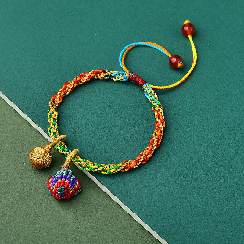 Buntes Armband mit Glückszongzi Anhänger und roten Perlen.