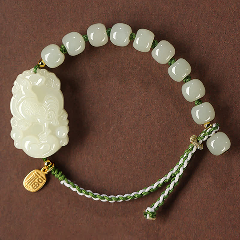 Hellgrünes Jade Armband mit geschnitztem Anhänger und Glücksmünze.