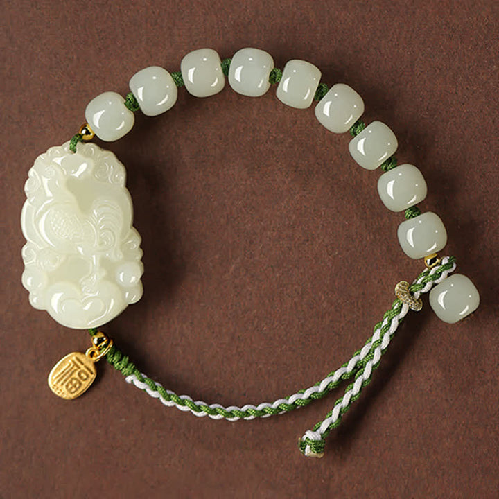 Hellgrünes Jade Armband mit geschnitztem Anhänger und Glücksmünze.