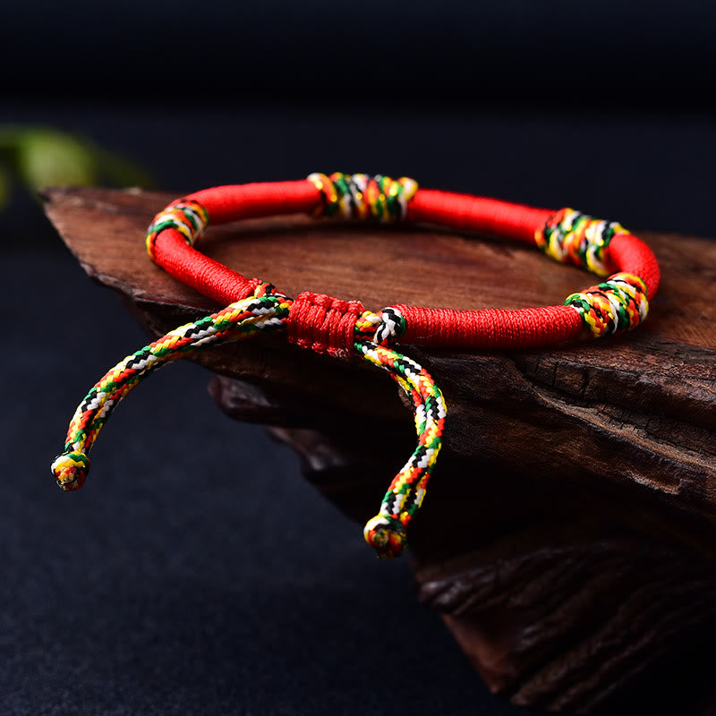 Rotes Armband – Schutz & Glück Balance mit bunten Fäden handgefertigt.