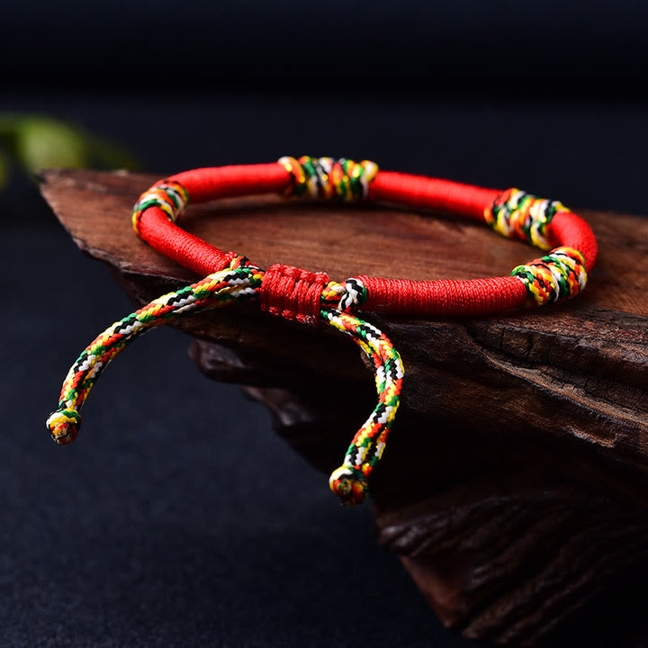 Rotes Armband – Schutz & Glück Balance mit bunten Fäden handgefertigt.