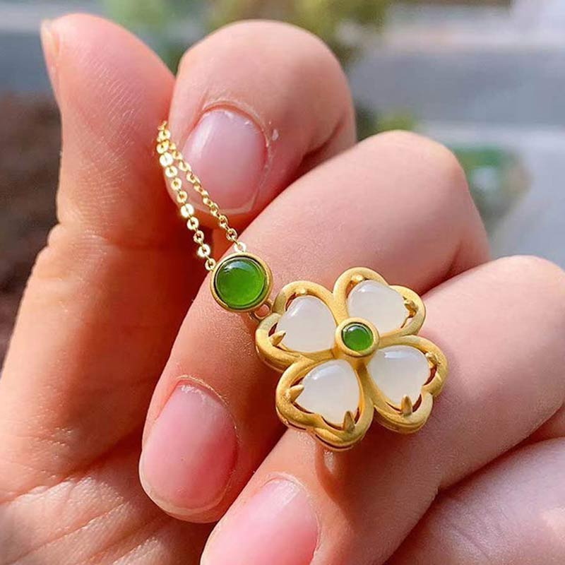 Kette Jade Kleeblatt – Wohlstand & Klarheit – Bild 3 – Kette Jade Kleeblatt goldener Anhänger grüne Steine Glücksbringer