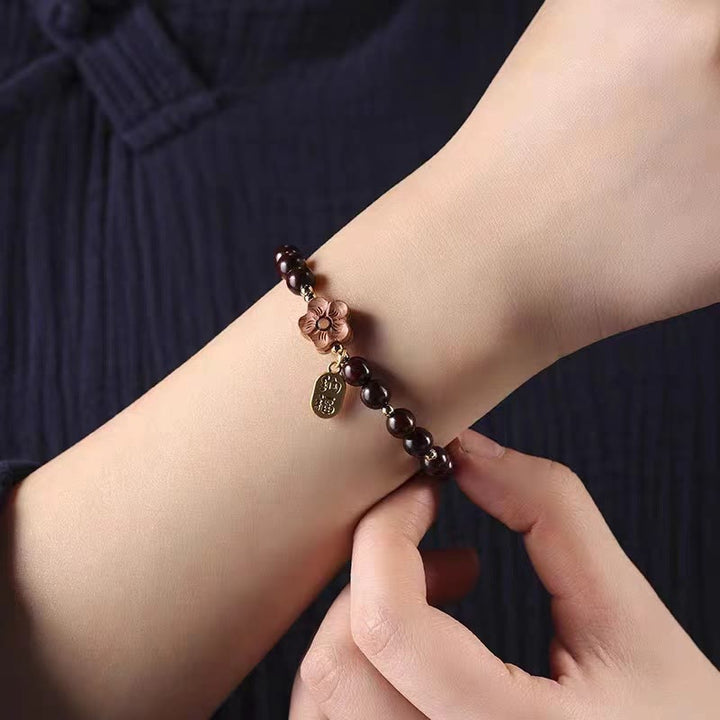 Armband Sandelholz Pfirsichblüte – Schutz am Handgelenk getragen elegant braun