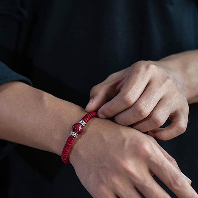 Rotes Armband 925 Silber Zinnober mit elastischem Seidenfaden getragen