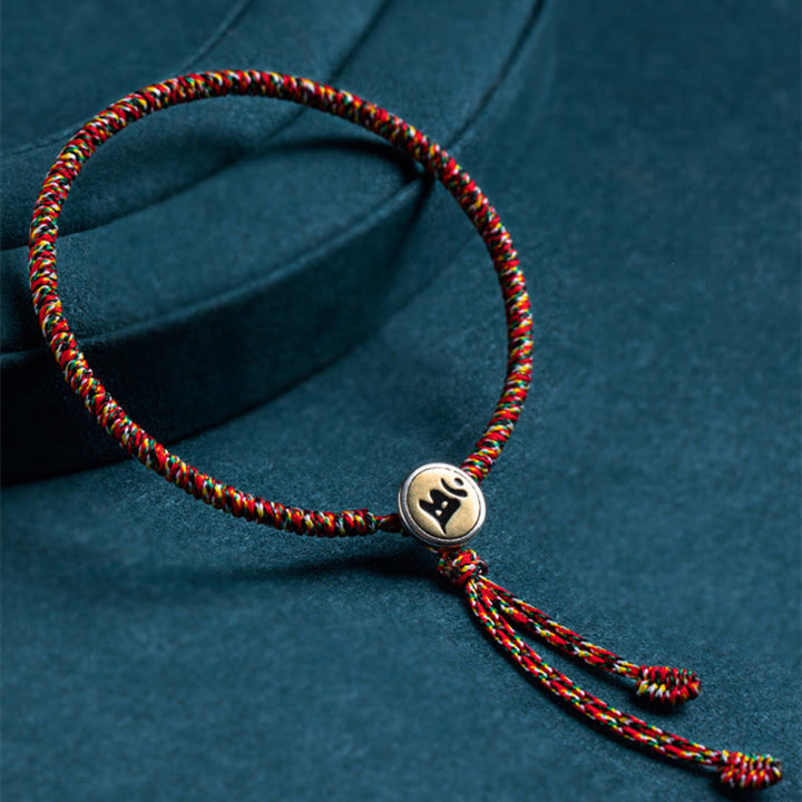 Rotes Armband mit silbernem chinesischem Tierkreis Charm elastisch.