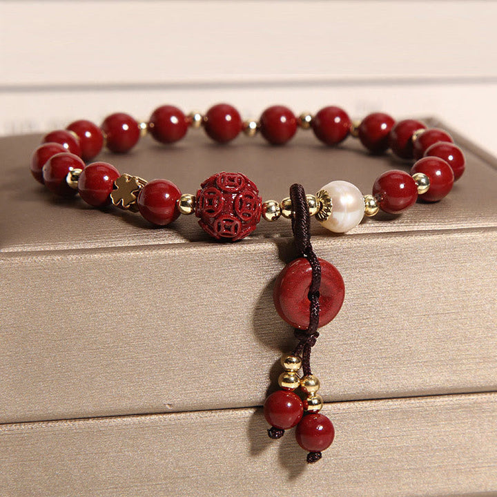 Armband Zinnober Kupfer mit Perle und Quaste elegant präsentiert