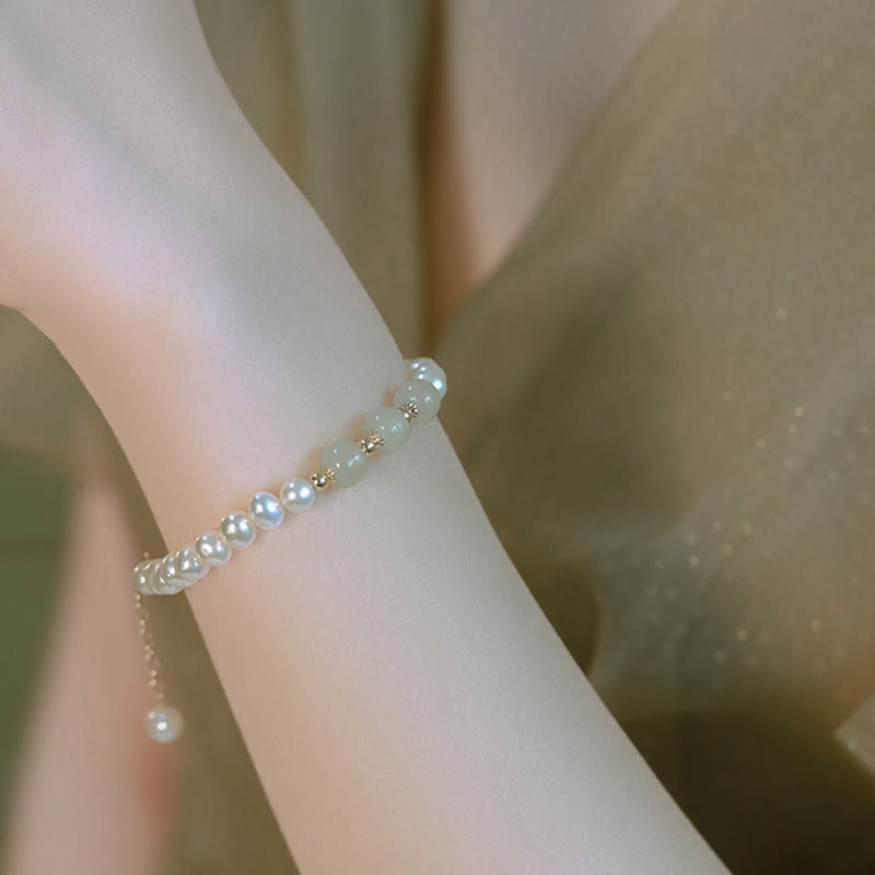Armband Weiße Jade Cyan Jade mit Perlen am Handgelenk getragen