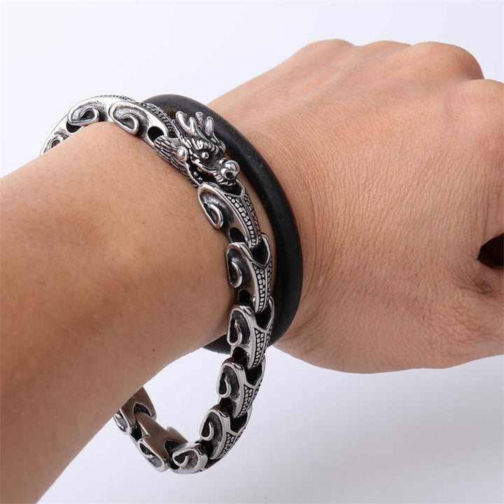 Silbernes Drachen Armband am Handgelenk getragen elegantes Design