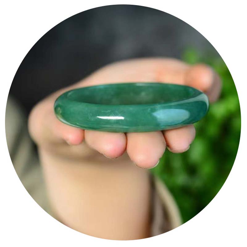 Grünes Jade Armband am Handgelenk getragen polierter Naturstein elastisch