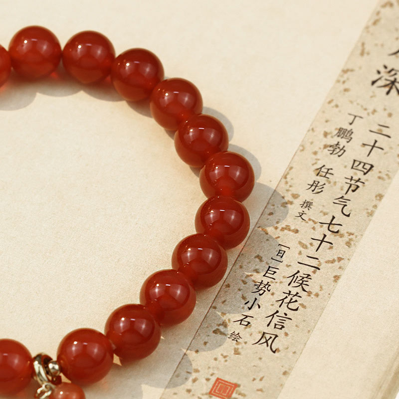 Armband Roter Achat – Erfolg, rote Perlen Nahaufnahme mit chinesischem Text