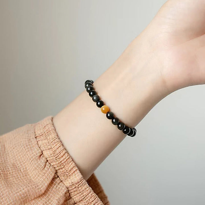 Armband Tigerauge Obsidian schwarze Perlen elastisch am Handgelenk getragen