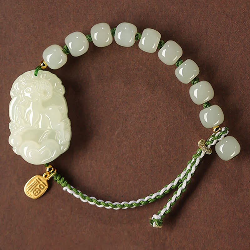 Jade Armband mit grünem Seil und Glücksanhänger elegant.
