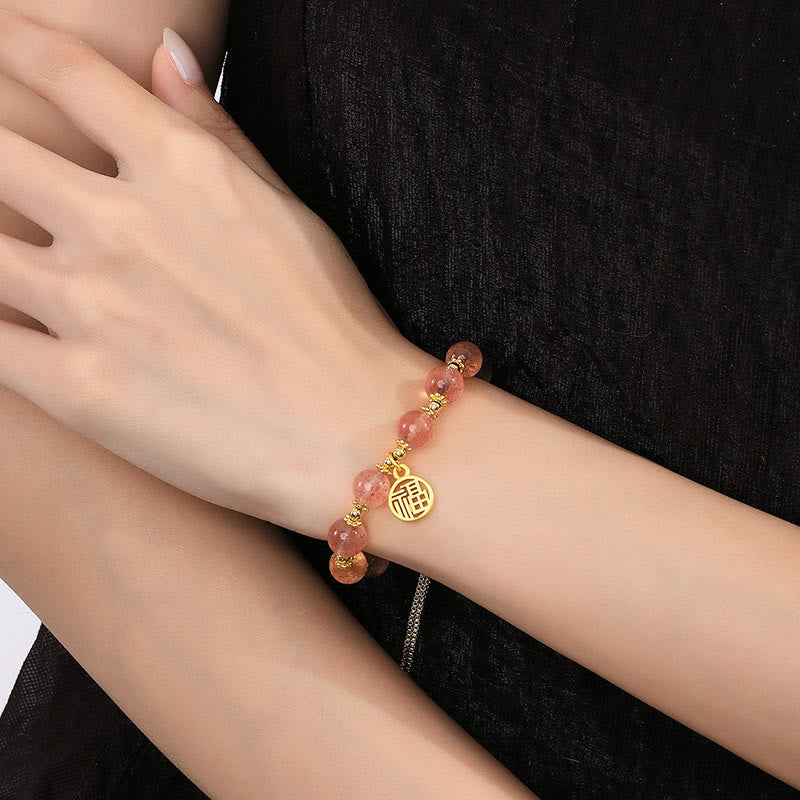 Armband Erdbeerquarz Fu-Zeichen Energie elegant am Handgelenk getragen