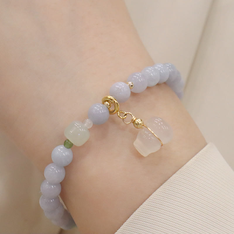 Elegantes Armband Aquamarin Katze mit Natursteinen und goldenem Anhänger.
