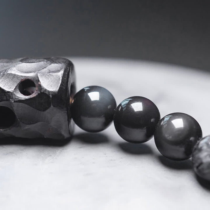 Drei glänzende schwarze Kugeln neben Ebenholz Würfel elegant.