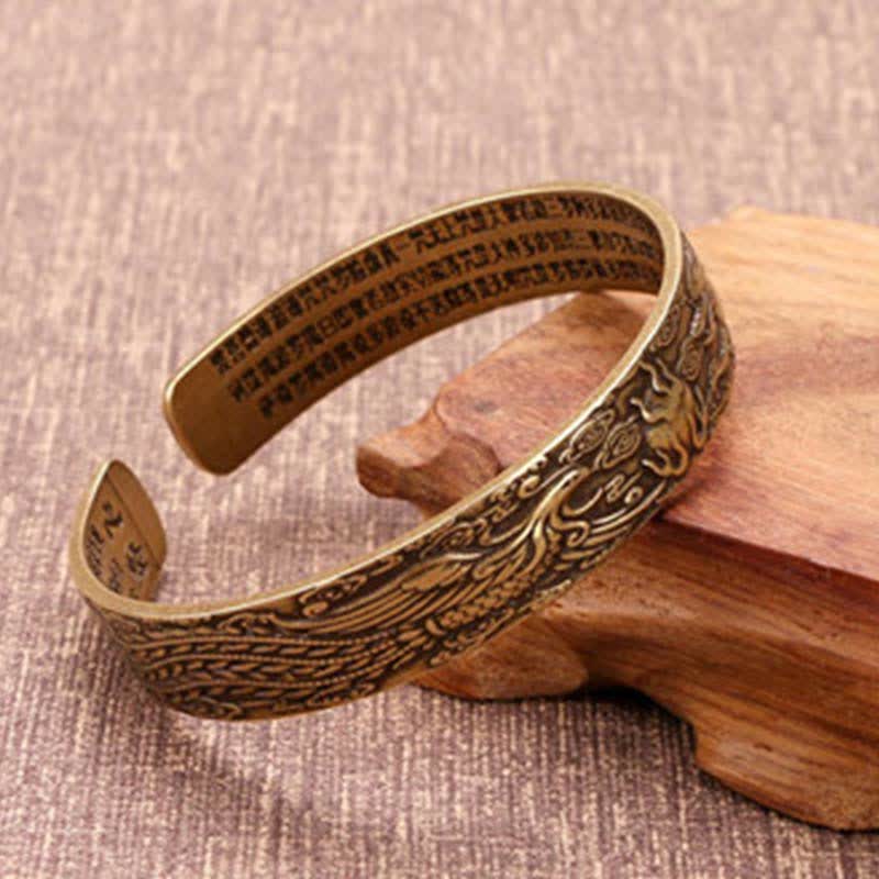 Kupfer Armband Om Mani Padme Hum mit graviertem Muster am Handgelenk.
