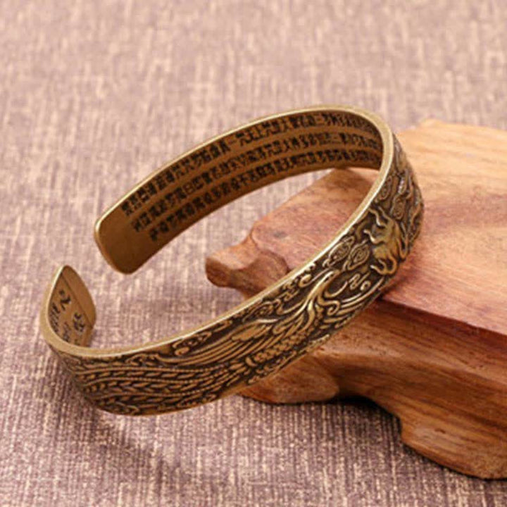 Kupfer Armband Om Mani Padme Hum mit graviertem Muster am Handgelenk.