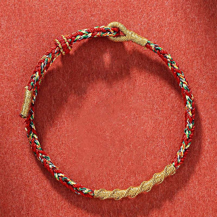 Rotes Armband Chinesisches Tierkreis – Schutz & Stärke mit goldfarbenen Details Flachaufnahme