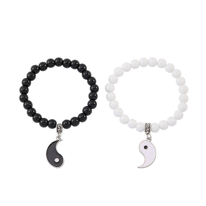 Zwei elastische Armbänder mit Yin-Yang-Anhängern, schwarzer Onyx und weißer Stein.
