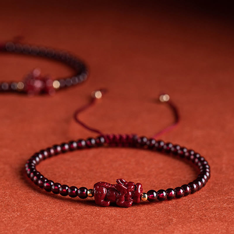 Armband Zinnober Granat Pixiu rotes Perlenarmband mit Pixiu Charm elegant.